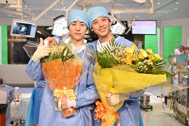 二宮和也らクランクアップの様子！「ブラックペアン2」より：フォトギャラリー