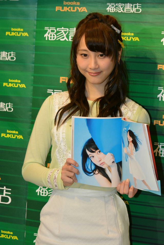 SKE48松井玲奈、乃木坂46のメンバーから2nd写真集を褒められ笑顔！　画像ギャラリー（3枚目）