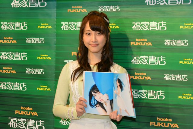 SKE48松井玲奈、乃木坂46のメンバーから2nd写真集を褒められ笑顔！　画像ギャラリー（11枚目）