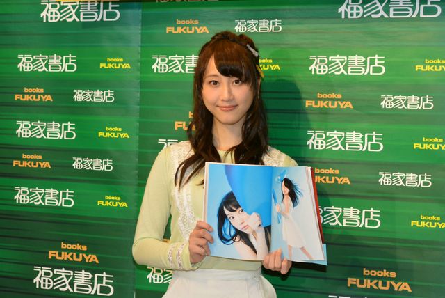 SKE48松井玲奈、乃木坂46のメンバーから2nd写真集を褒められ笑顔！　画像ギャラリー（12枚目）