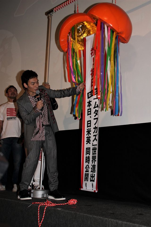 草なぎ剛『ムタフカズ』初日舞台あいさつ（4枚目）