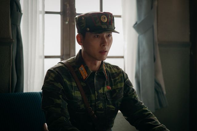 ヒョンビンの凛々しい表情…「愛の不時着」場面カットほか＜全35枚＞（30枚目）