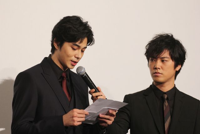 根津甚八からの手紙を代読する東出昌大『GONIN サーガ』初日舞台あいさつフォトギャラリー：フォトギャラリー