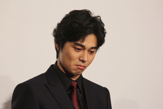 根津甚八からの手紙を代読する東出昌大『GONIN サーガ』初日舞台あいさつフォトギャラリー（3枚目）