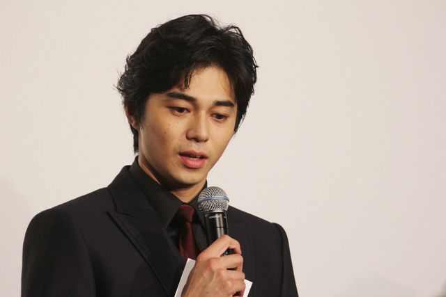 根津甚八からの手紙を代読する東出昌大『GONIN サーガ』初日舞台あいさつフォトギャラリー（4枚目）