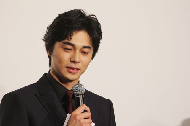 根津甚八からの手紙を代読する東出昌大『GONIN サーガ』初日舞台あいさつフォトギャラリー（5枚目）