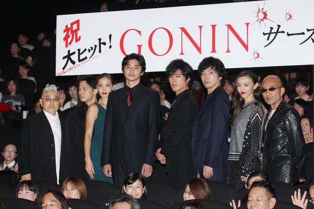 根津甚八からの手紙を代読する東出昌大『GONIN サーガ』初日舞台あいさつフォトギャラリー（6枚目）