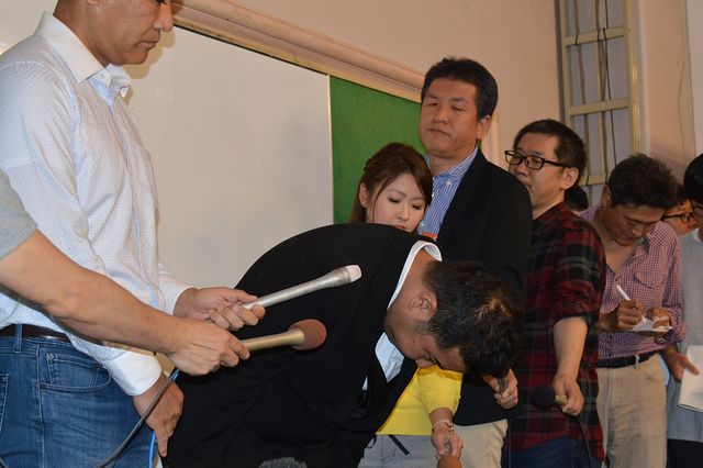 報道陣の前で14日未明に発生した交通事故について謝罪するインパルス堤下の様子：フォトギャラリー