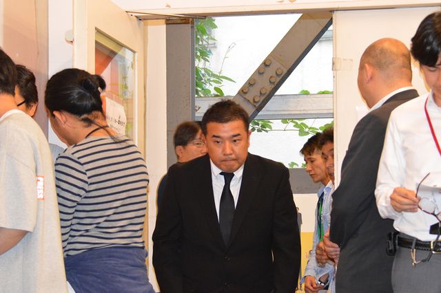 報道陣の前で14日未明に発生した交通事故について謝罪するインパルス堤下の様子（2枚目）