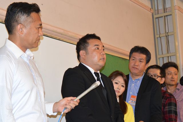 報道陣の前で14日未明に発生した交通事故について謝罪するインパルス堤下の様子（3枚目）