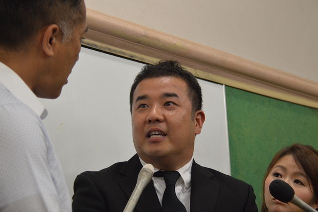 報道陣の前で14日未明に発生した交通事故について謝罪するインパルス堤下の様子（4枚目）