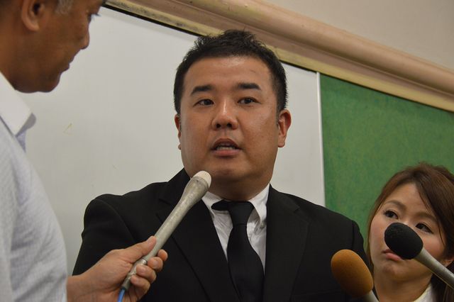 報道陣の前で14日未明に発生した交通事故について謝罪するインパルス堤下の様子（5枚目）