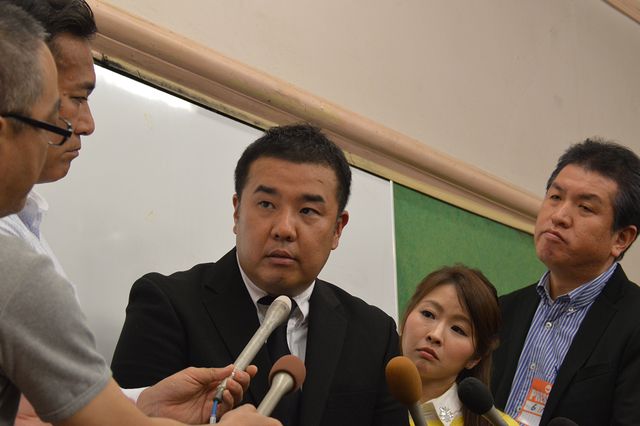 報道陣の前で14日未明に発生した交通事故について謝罪するインパルス堤下の様子（6枚目）