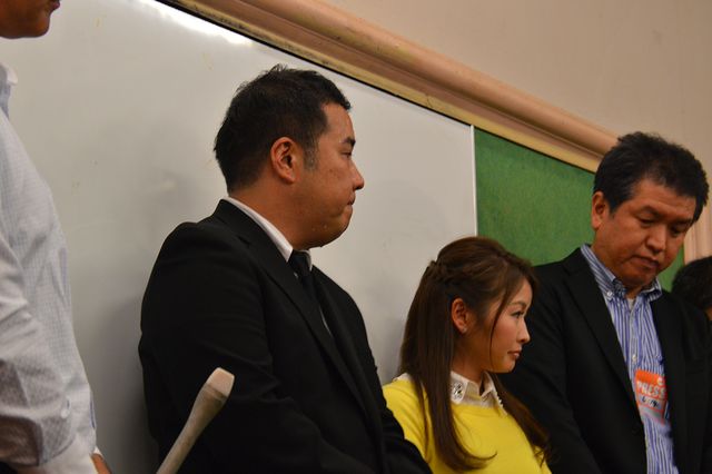 報道陣の前で14日未明に発生した交通事故について謝罪するインパルス堤下の様子（7枚目）