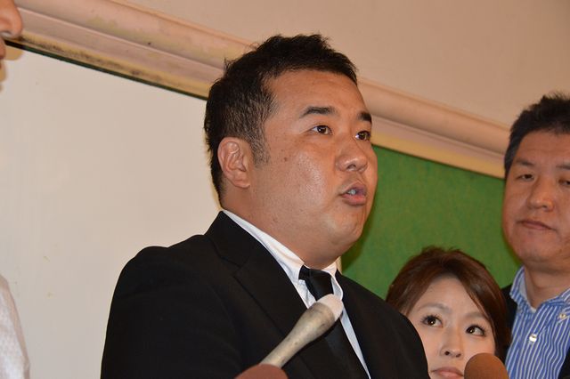 報道陣の前で14日未明に発生した交通事故について謝罪するインパルス堤下の様子（8枚目）