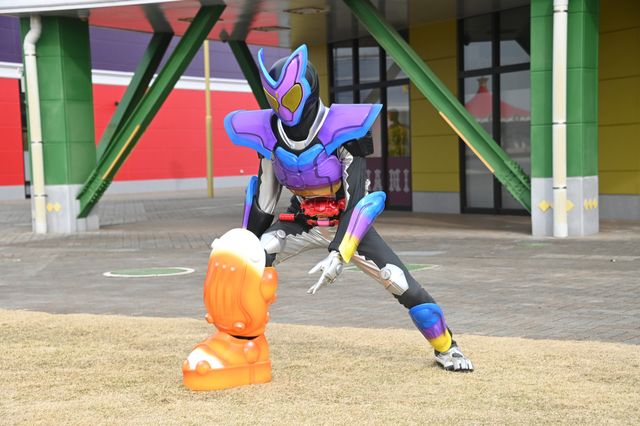 お菓子モチーフの仮面ライダー誕生！