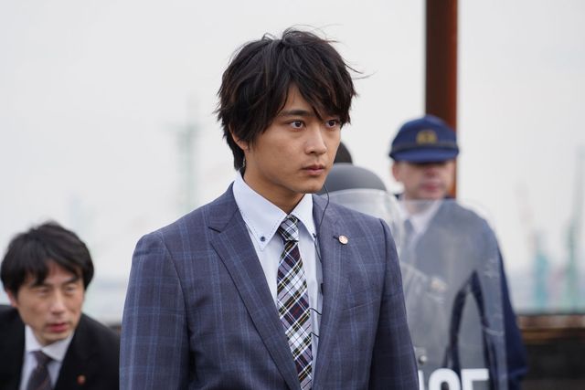 明智を見つめる高橋…ドラマ「美食探偵　明智五郎」場面カット：フォトギャラリー