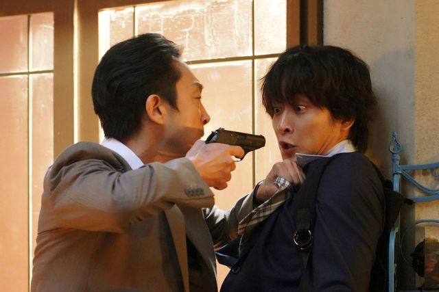 明智を見つめる高橋…ドラマ「美食探偵　明智五郎」場面カット（3枚目）