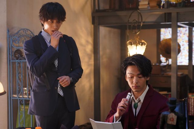 明智を見つめる高橋…ドラマ「美食探偵　明智五郎」場面カット（4枚目）