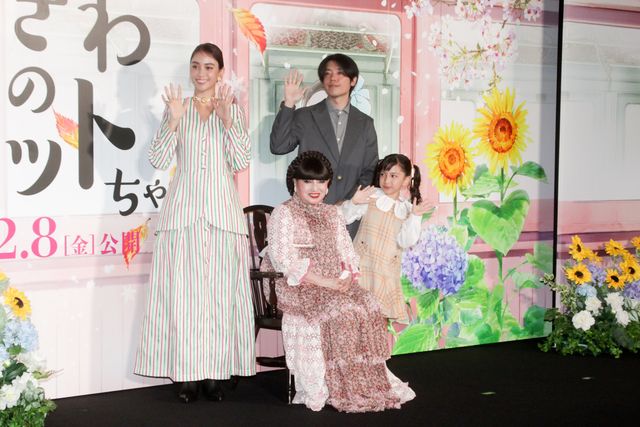 黒柳徹子、涙を拭う…大野りりあな、滝沢カレンらと『窓ぎわのトットちゃん』完成披露に登壇：フォトギャラリー