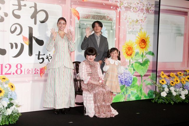 黒柳徹子、涙を拭う…大野りりあな、滝沢カレンらと『窓ぎわのトットちゃん』完成披露に登壇（3枚目）