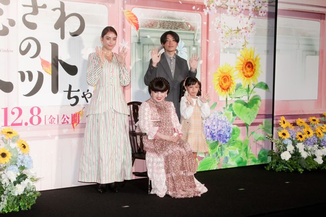 黒柳徹子、涙を拭う…大野りりあな、滝沢カレンらと『窓ぎわのトットちゃん』完成披露に登壇（4枚目）