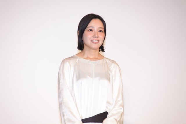吉岡里帆、シースルーの黒ドレスで奈緒と登壇！『シャドウワーク』公開記念舞台挨拶（3枚目）