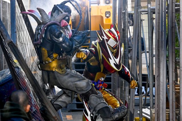 リゼルがショウマに接近…「仮面ライダーガヴ」第32話場面カット（3枚目）