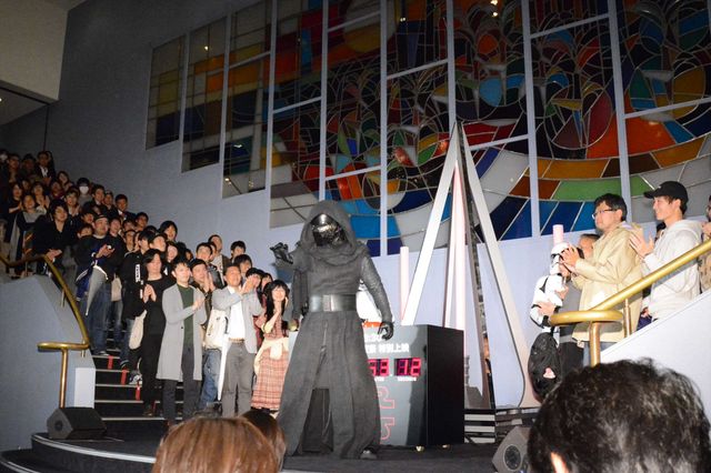 ミッチーがカイロ・レンに襲われた!?『スター・ウォーズ／最後のジェダイ』カウントダウン点灯式イベント（18枚目）