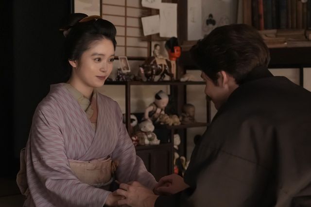 トキ（高石あかり）はヘブン（トミー・バストウ）の不在時に…朝ドラ「ばけばけ」第107回の場面写真（2枚目）