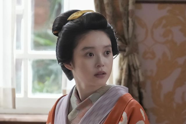 トキ（高石あかり）はヘブン（トミー・バストウ）の不在時に…朝ドラ「ばけばけ」第107回の場面写真（3枚目）