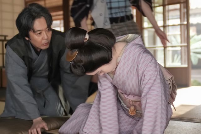 トキ（高石あかり）はヘブン（トミー・バストウ）の不在時に…朝ドラ「ばけばけ」第107回の場面写真（5枚目）