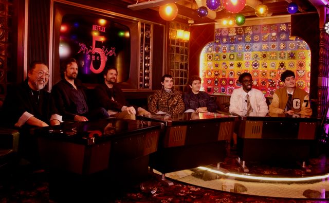 村上隆と中野ブロードウェイ「純喫茶ジンガロ」を訪問したダファー兄弟とキャスト陣(フィン・ヴォルフハルト、ゲイテン・マタラッツォ、ケイレブ・マクロクリン、ノア・シュナップ)