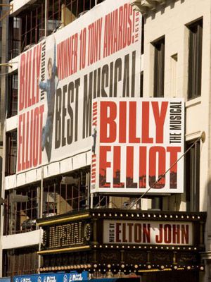 こちらは、ミュージカル「ビリー・エリオット」の看板