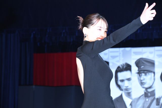 綾瀬はるか、長谷川博己、羽村仁成、ジェシーらランウェイに集結！『リボルバー・リリー』キャストお披露目会見：フォトギャラリー