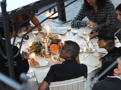 イタリアで食事を楽しむジョージ・クルーニーと恋人のステイシー