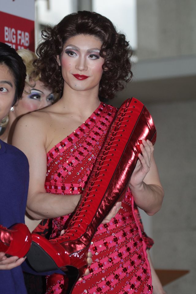 三浦春馬、ミニスカで美脚を披露！小池徹平とW主演「キンキーブーツ」会見フォトギャラリー（2枚目）