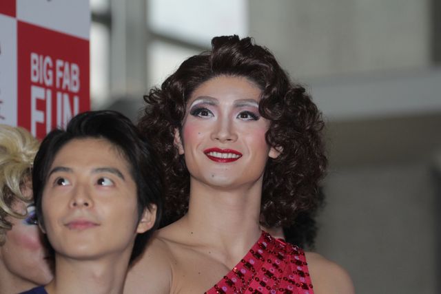 三浦春馬、ミニスカで美脚を披露！小池徹平とW主演「キンキーブーツ」会見フォトギャラリー（3枚目）