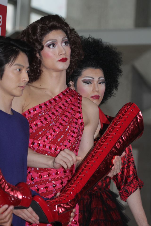 三浦春馬、ミニスカで美脚を披露！小池徹平とW主演「キンキーブーツ」会見フォトギャラリー（4枚目）