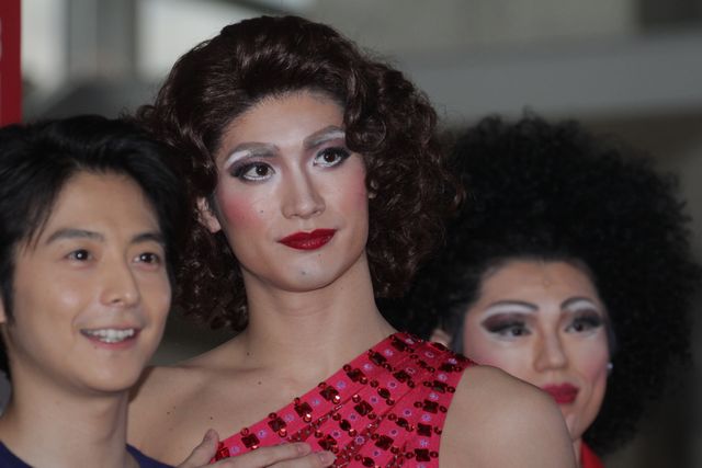 三浦春馬、ミニスカで美脚を披露！小池徹平とW主演「キンキーブーツ」会見フォトギャラリー（5枚目）