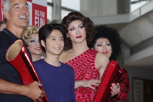 三浦春馬、ミニスカで美脚を披露！小池徹平とW主演「キンキーブーツ」会見フォトギャラリー（6枚目）