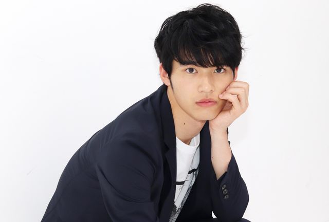 岡田健史、横顔もイケメン！「博多弁の女の子はかわいいと思いませんか？」インタビューカット（2枚目）