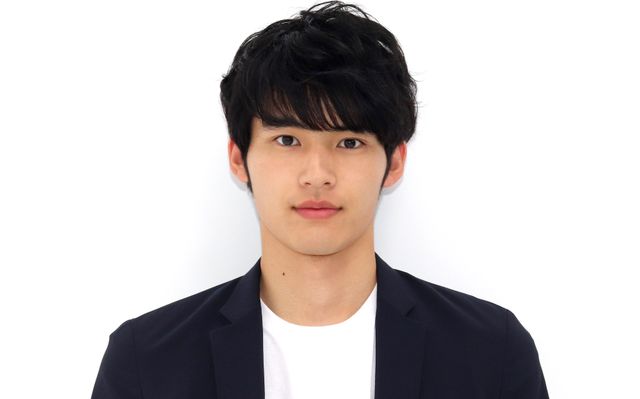 岡田健史、横顔もイケメン！「博多弁の女の子はかわいいと思いませんか？」インタビューカット（3枚目）