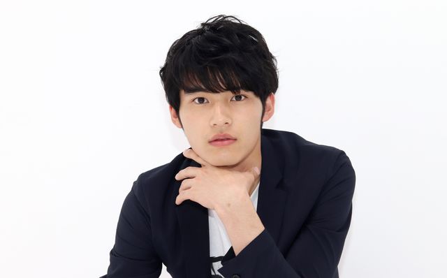 岡田健史、横顔もイケメン！「博多弁の女の子はかわいいと思いませんか？」インタビューカット（4枚目）