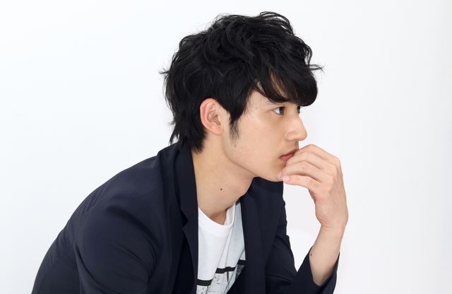 岡田健史、横顔もイケメン！「博多弁の女の子はかわいいと思いませんか？」インタビューカット（5枚目）