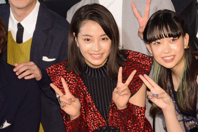 広瀬すず＆森川葵シックなドレスで魅了！（2枚目）