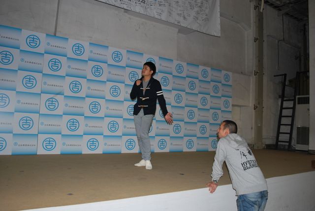 千鳥「白いピアノを山の頂上に運ぶ」DVD取材フォトギャラリー（2枚目）