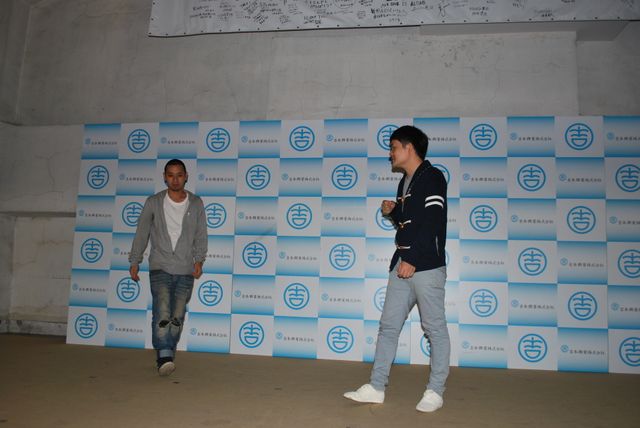 千鳥「白いピアノを山の頂上に運ぶ」DVD取材フォトギャラリー（4枚目）