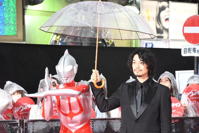 『シン・ウルトラマン』キャストが相合傘でレッドカーペット登場！：フォトギャラリー