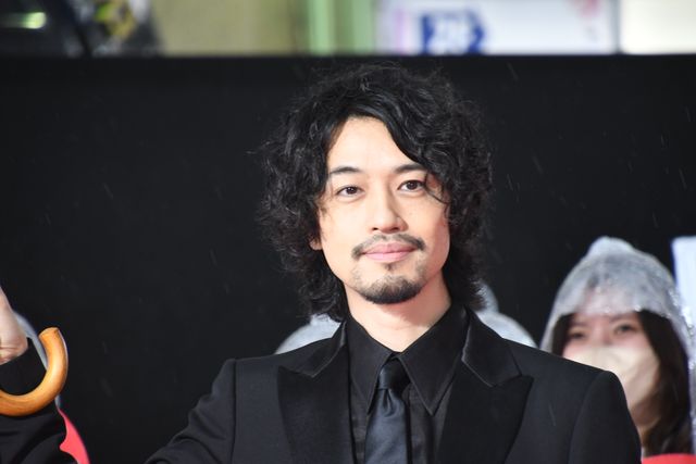 『シン・ウルトラマン』キャストが相合傘でレッドカーペット登場！（2枚目）